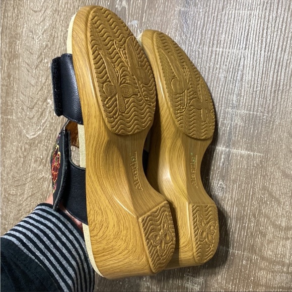 Alegria Embroidered Leather Slip-on Wedge Sandals Size 9 NWOT - Picture 5 of 8